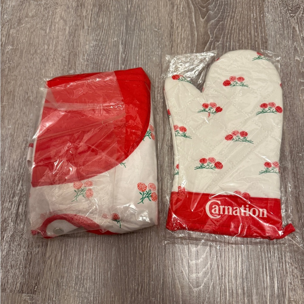 Vintage Carnation apron and oven mitt